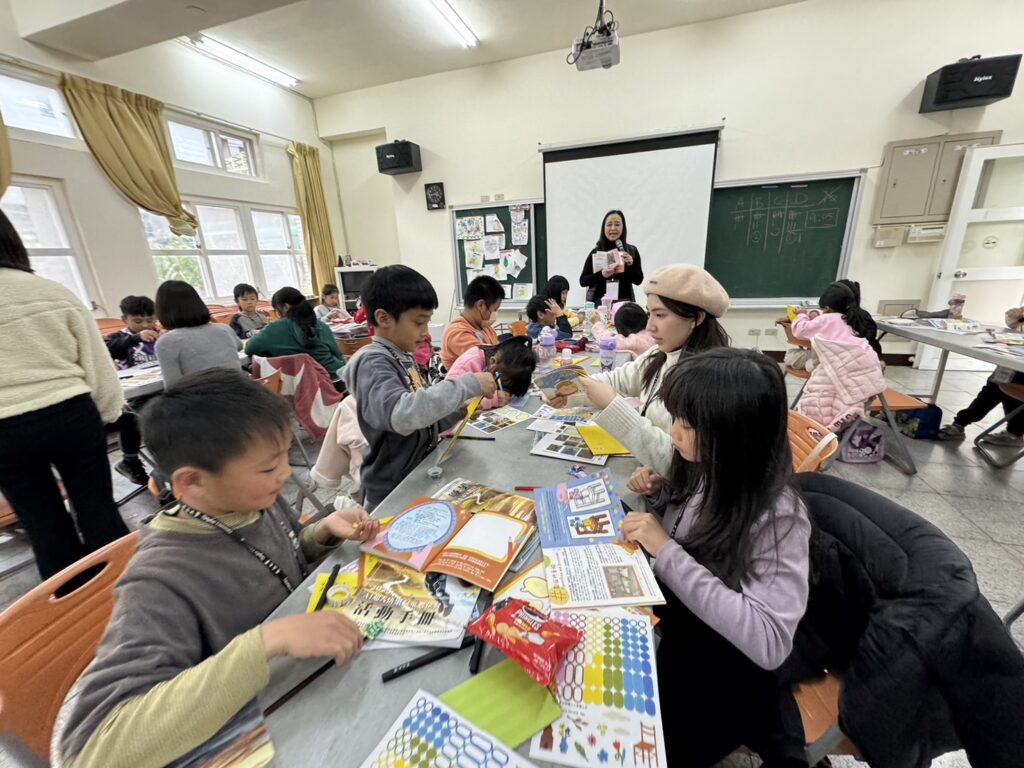 圖說四，富邦美術館副館長林羽婕也親自下鄉授課，讓學童接觸擬真的AI繪畫、手作數位音樂盒。
