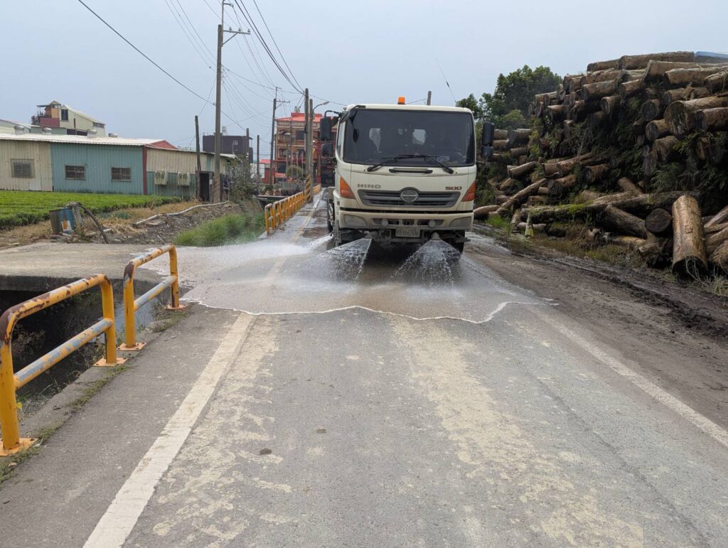 圖2、洗掃街車清洗污染農路 0