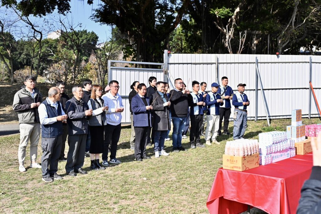 圖說2，東海古典玫瑰園隆重舉行開工典禮，團隊誠心祭拜，祈願工程順利圓滿。