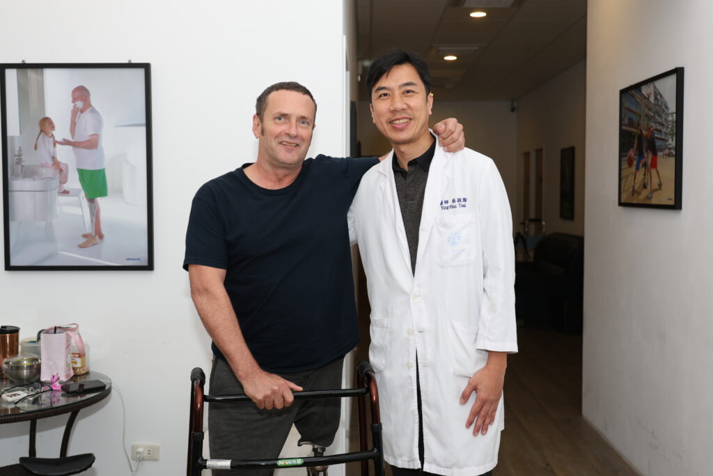 威廉返美前，童綜合醫院整形外科蔡穎瀚醫師與他道別與合照