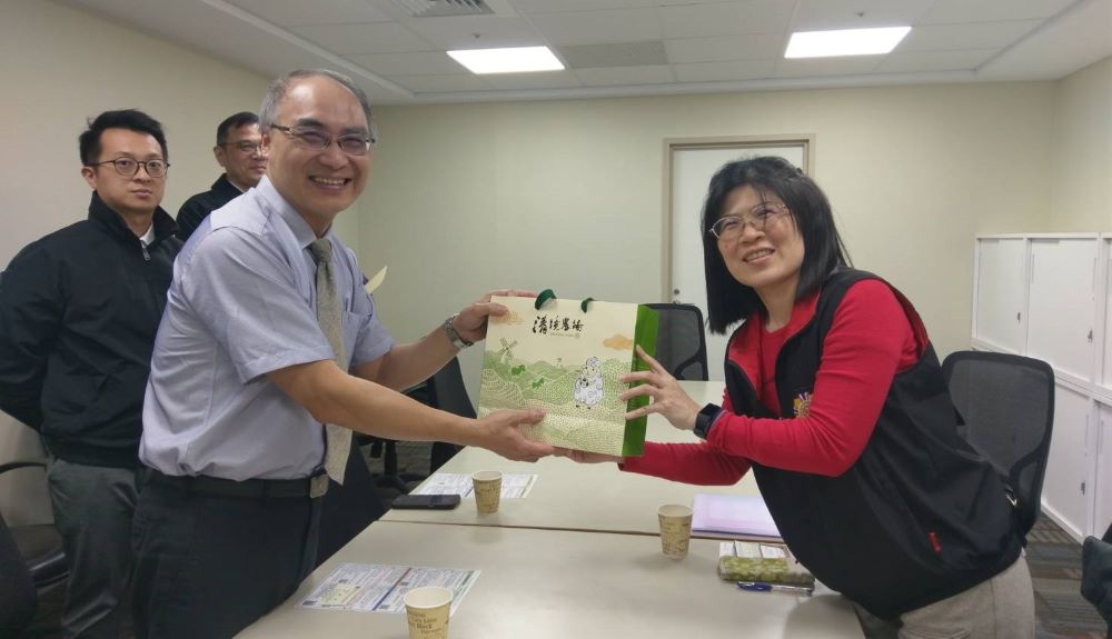 感謝進用退除役官兵 臺北市榮服處拜會台塑 2 《圖說》臺北市榮服處組長辜雅貞、台塑李忠霖副處長互贈紀念品。〈臺北市榮服處提供〉