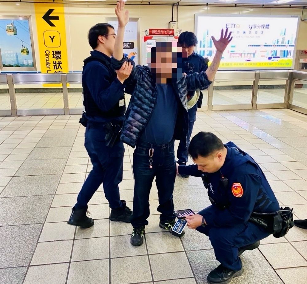 攜帶手鋸搭捷運 男子觸法面臨最高百萬裁罰 1 《圖說》海山警對張姓男子進行搜身。〈海山分局提供〉