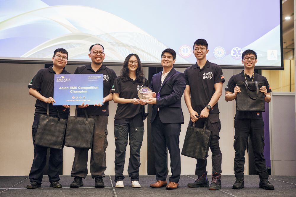 出征2025Asian EMS Competition 新北消擁抱金盃 1 《圖說》新北隊獲頒亞洲EMS競賽冠軍AAEMS秘書長Sattha Riyapan頒獎。〈消防局提供〉