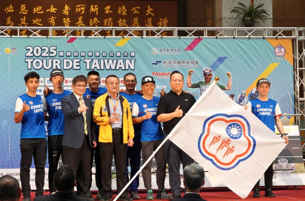 推動自由車運動 承業生醫 × 健康台灣 贊助2025環台賽 1 ▲教育部體育署洪志昌副署長(左3)授旗給領隊李典穎(承業生醫)(右2)。(圖/業者提供)