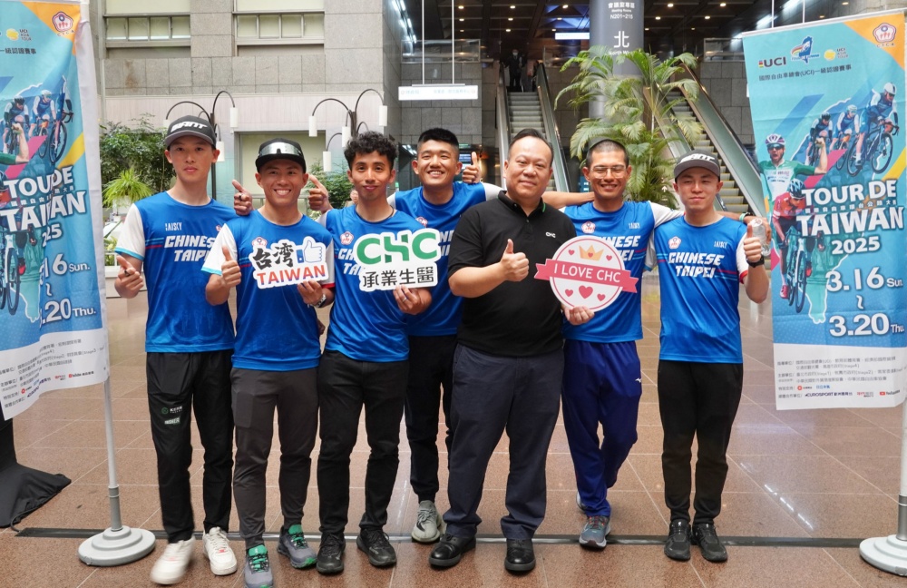 推動自由車運動 承業生醫 × 健康台灣 贊助2025環台賽 2 ▲領隊李典穎副董事長與中華好手們開心合影,展現團隊深厚情誼與凝聚力。(圖/業者提供)