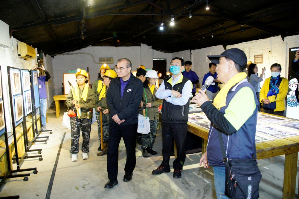 「煤田群足跡—瑞芳至新平溪礦業文化記憶展」成果說明會 串聯平溪線沿線煤鄉懷舊情誼 3 ▲藉由昔日礦工安全主管周朝南先生導覽該展覽數位文物,期望喚起社會大眾對煤礦產業歷史的關注。(圖/經濟部地質調查及礦業管理中心提供)