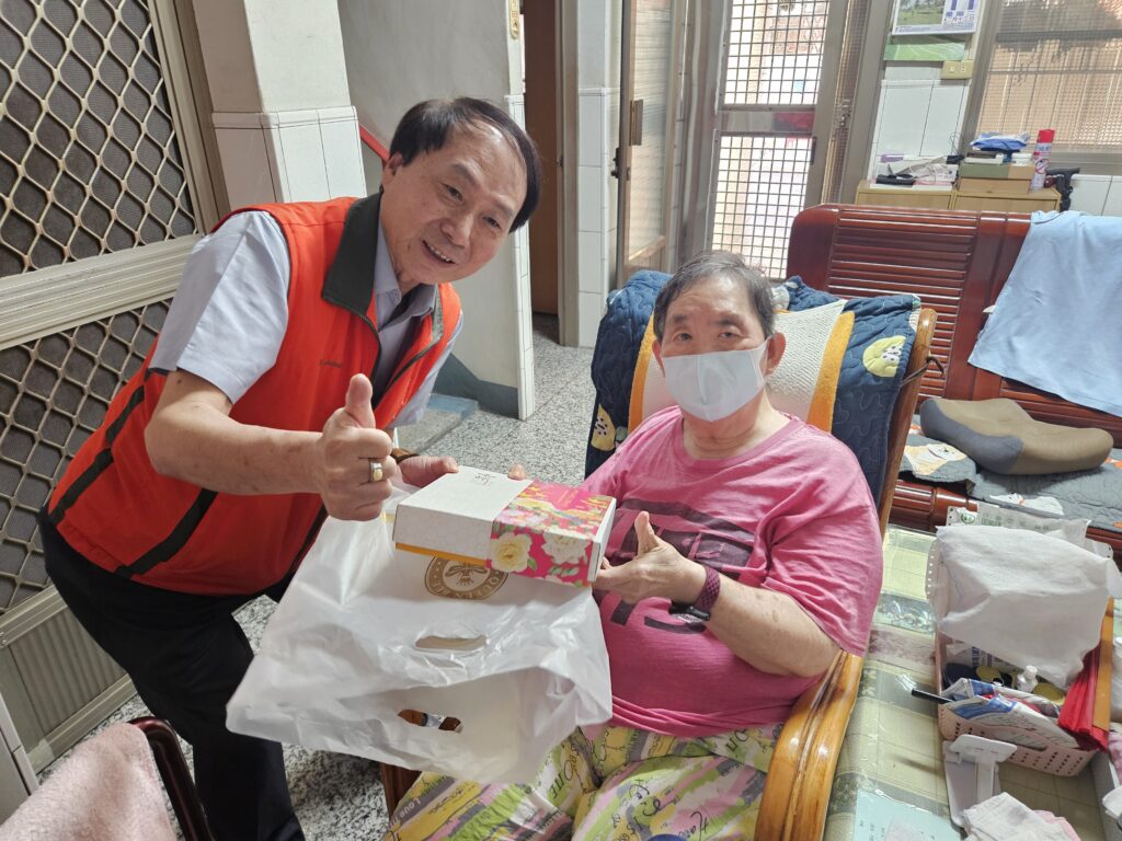 屏東榮服處關懷長者 提醒防範流感及詐騙 1 1064248