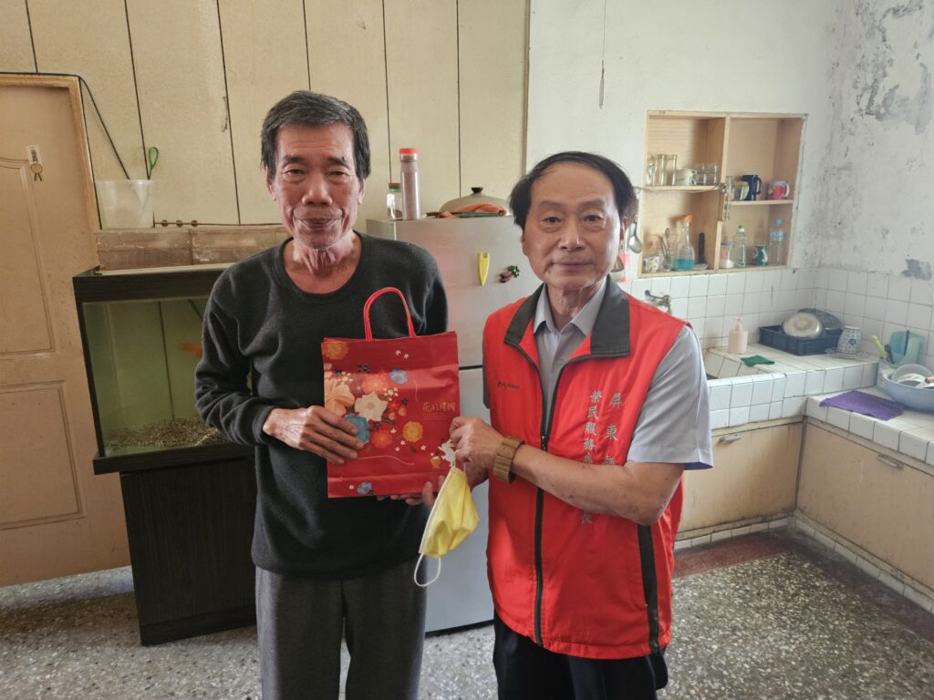 屏東榮服處關懷長者 提醒防範流感及詐騙 3 1064268
