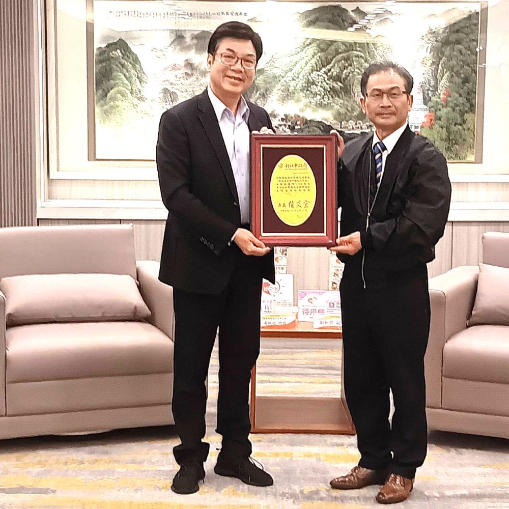 響應新北待用餐計畫 信銓建設捐100萬助弱勢 2 《圖說》副市長劉和然回贈感謝狀。〈記者葉柏成攝〉