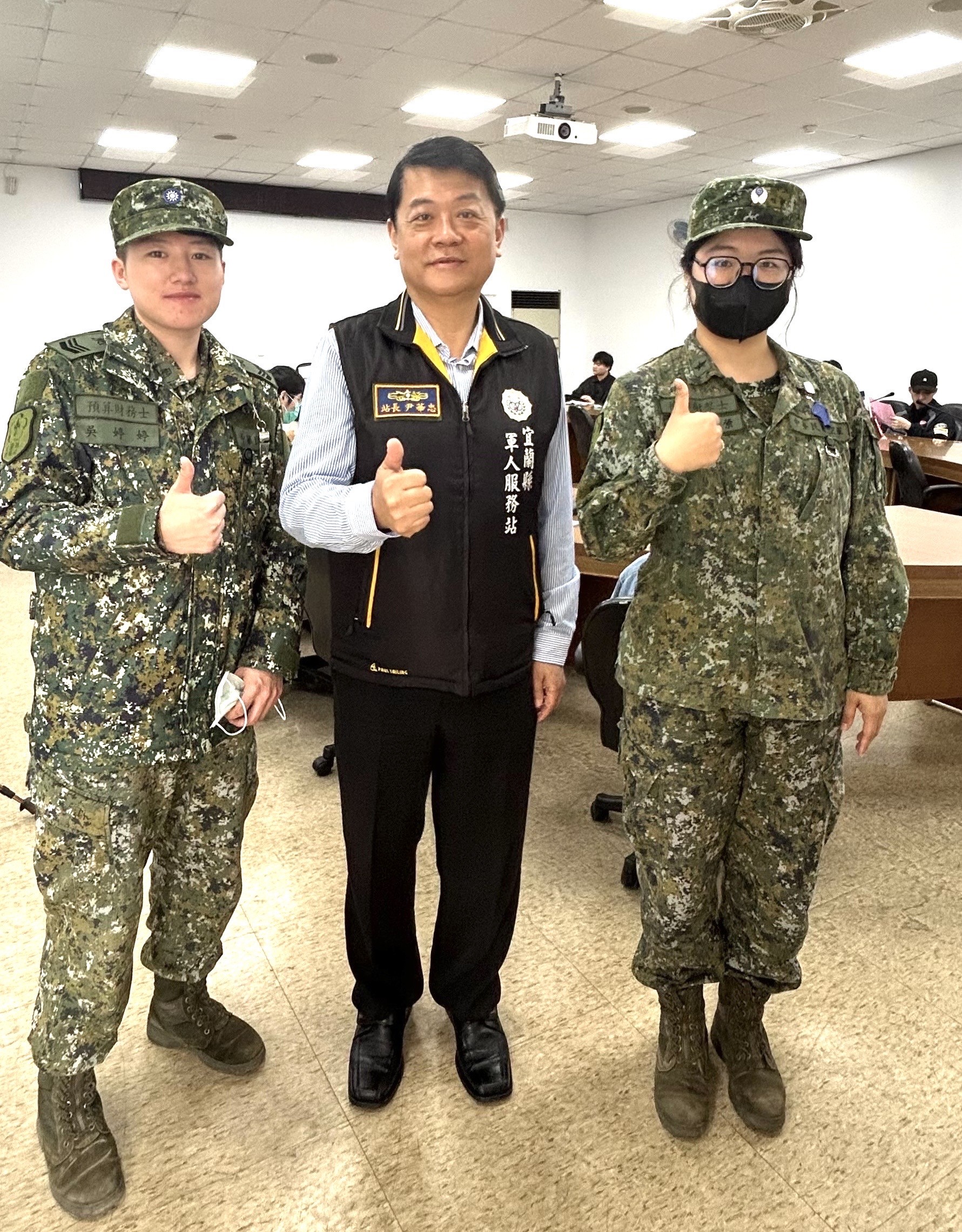趕場與徵屬有約 宜蘭軍服站溫馨祝平安返鄉 2 《圖說》宜蘭縣軍人服務站長尹華忠與國軍宜蘭招募中心招募專員。〈宜蘭軍服站提供〉