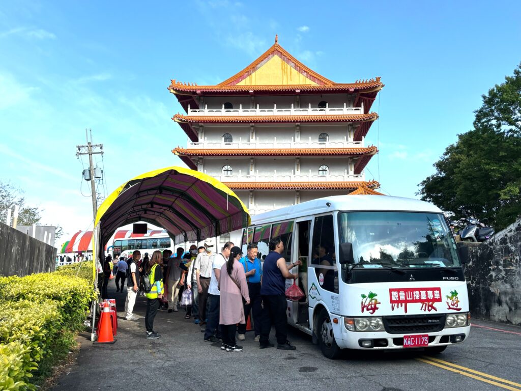 中市推清明掃墓免費接駁專車 吳世瑋鼓勵提前掃墓或採線上追思 1 中市清明掃墓免費接駁專車3月15日起跑 資料照片