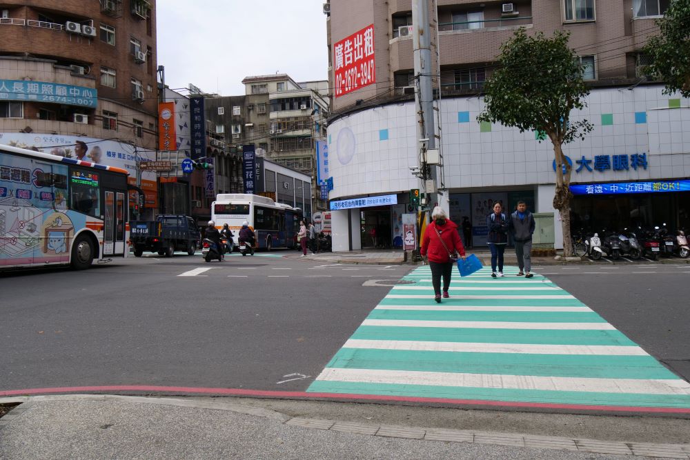 《圖說》新北市交通局依據路口事故數據篩選出109處路口，提報中央「永續提升人行安全計畫」，在交通、工務及區公所等市府團隊通力合作下，去年底如期全數完成。〈交通局提供〉