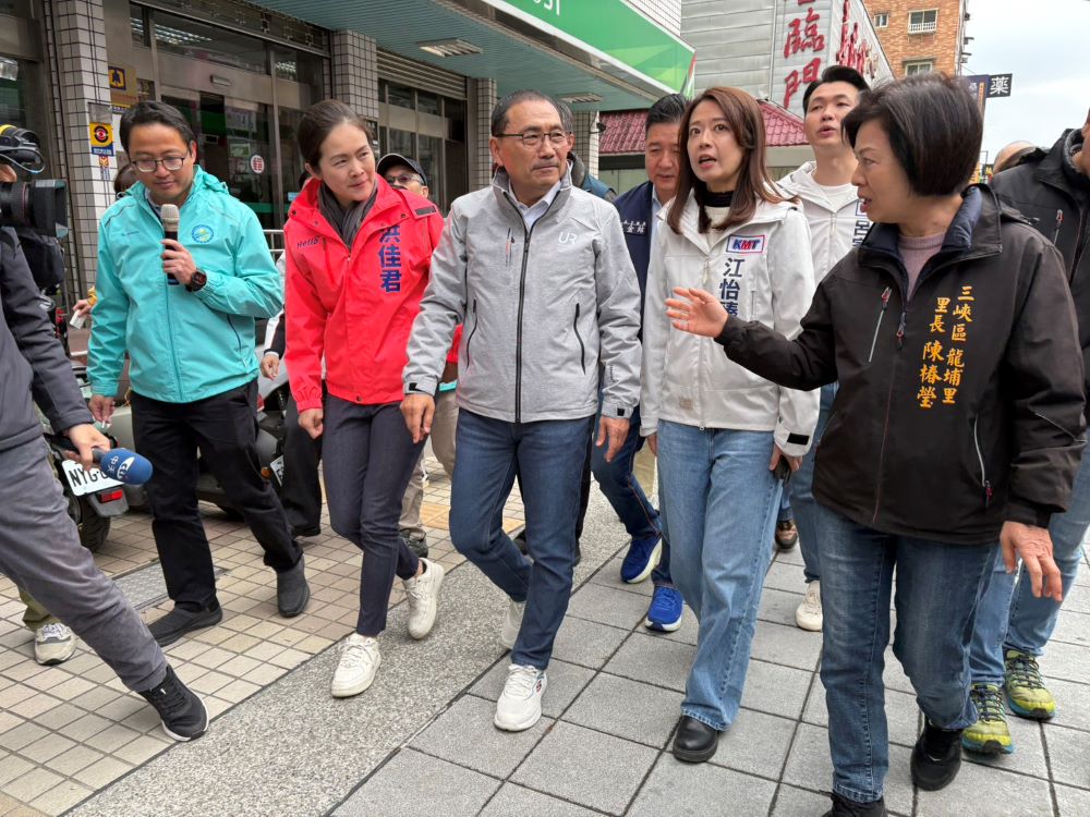 《圖說》侯友宜前往三峽區視察老街周邊民生街人行道改善成果。〈交通局提供〉