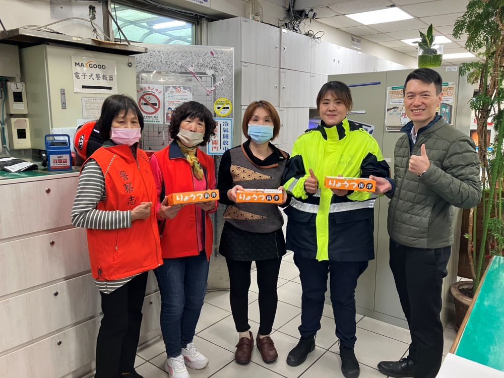 分局長暖心送甜點 永和警歡慶38婦女節 2 《圖說》永和分局女性同仁收到分局長的禮物歡樂合影。〈永和分局提供〉