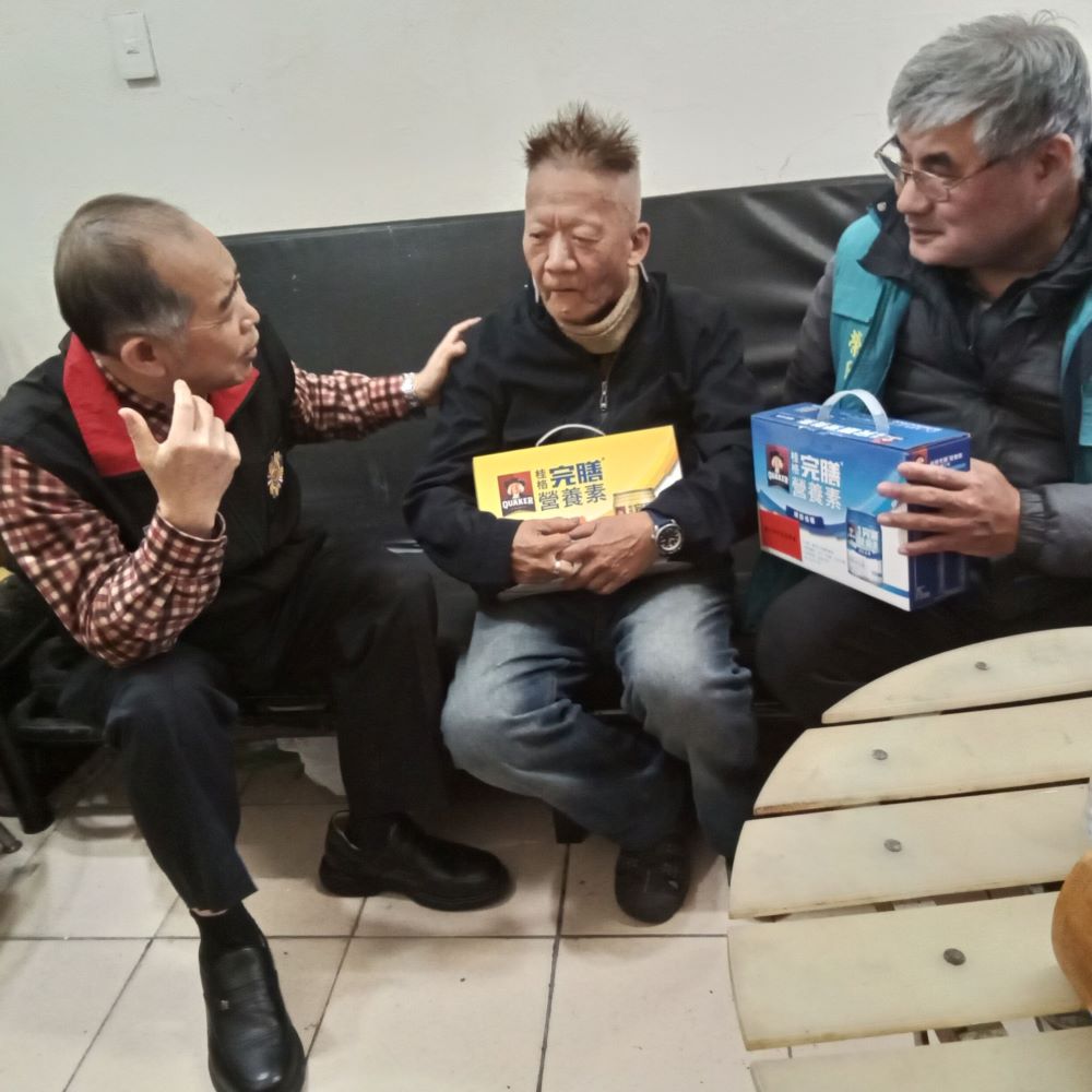 訪視關懷萬華獨居榮民眷長者 臺北市榮服處無微不至 2 《圖說》徐木生副處長關心獨居的蘇石泉伯伯。〈臺北榮服處提供〉