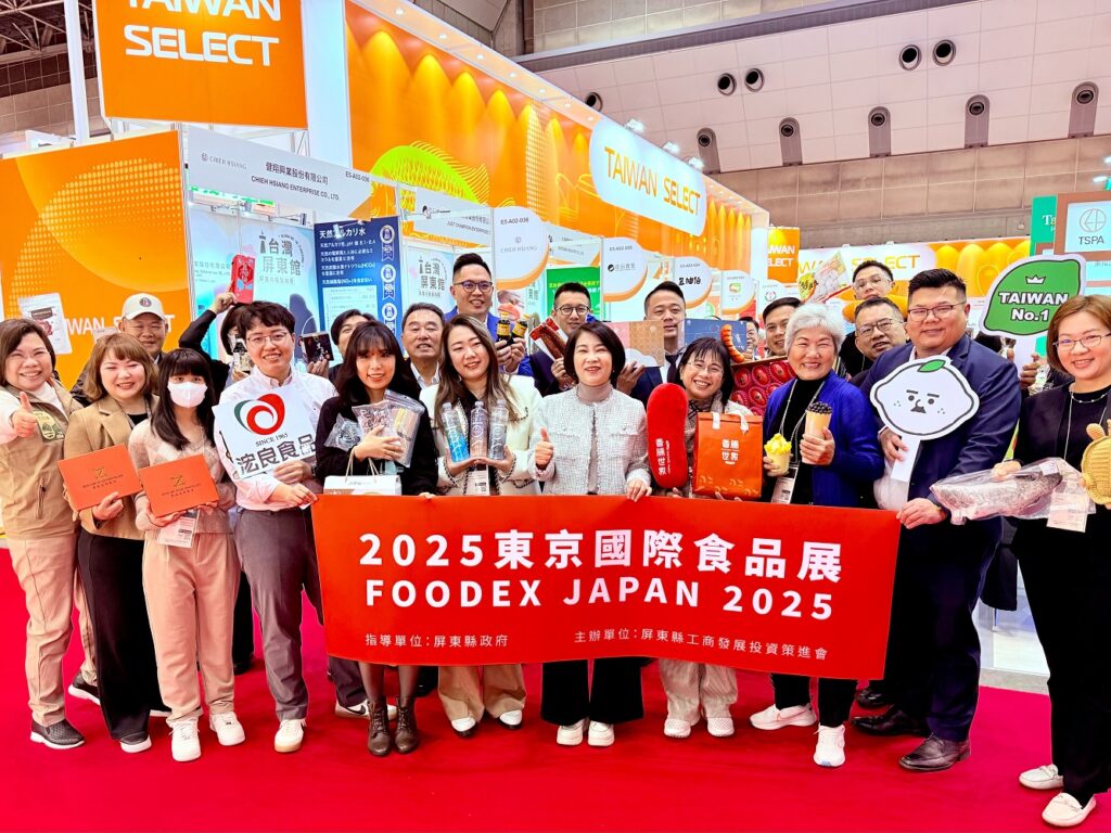 屏東隊東京食品展 展現最強食力 日本買家詢問度高 3 周縣長在2025東京國際食品展台灣館為屏東隊打氣加油
