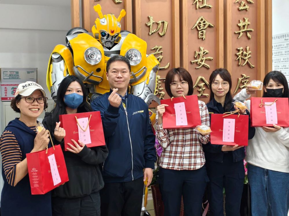 送甜點喜迎婦女節 中和警加碼女同仁健檢 1 《圖說》中和分局長陳宇桓為感謝女性同仁的辛勞付出,於婦女節特別準備了溫馨甜點,讓她們在這特別的日子裡感受到甜美與溫馨。〈中和分局提供〉