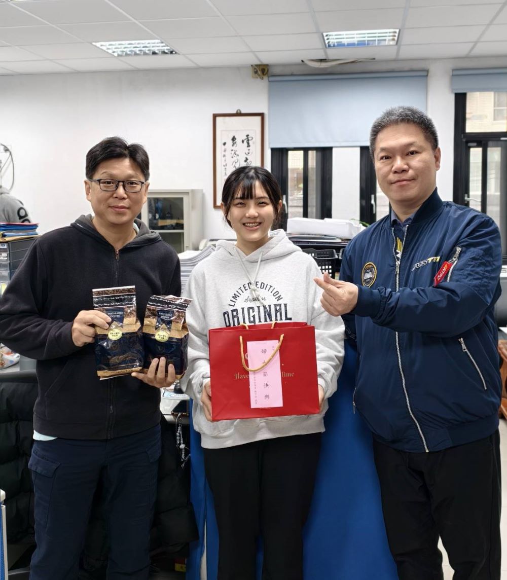 送甜點喜迎婦女節 中和警加碼女同仁健檢 2 《圖說》陳宇桓親自將小泡芙送到女性同仁手中。〈中和分局提供〉