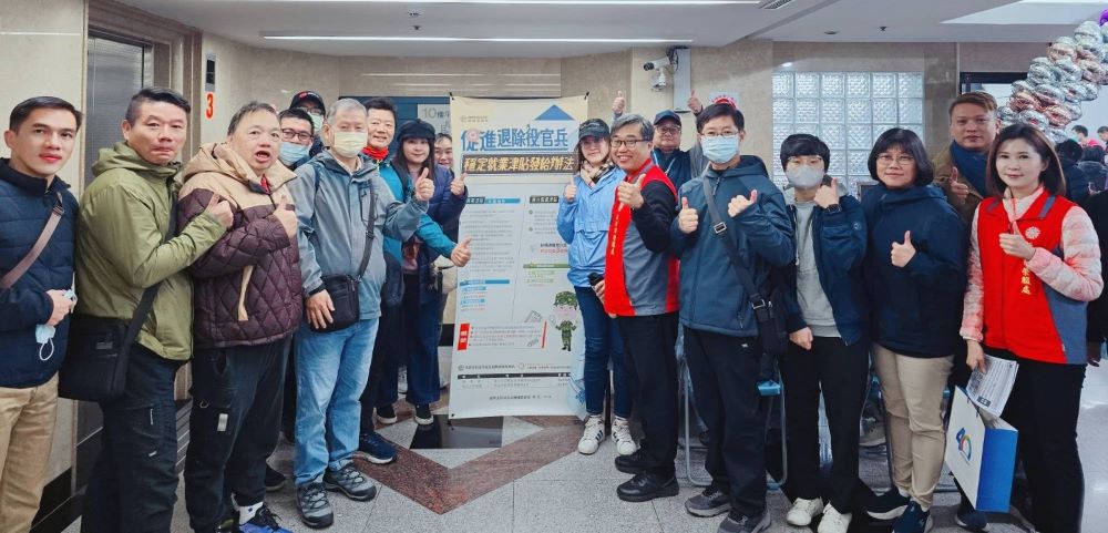 參加徵才活動 新北榮服處設攤場服務袍澤 1 《圖說》李毓錫副處長(中右1)到場鼓勵同仁,與工作人員及退除役官兵合影。〈新北榮服處提供〉
