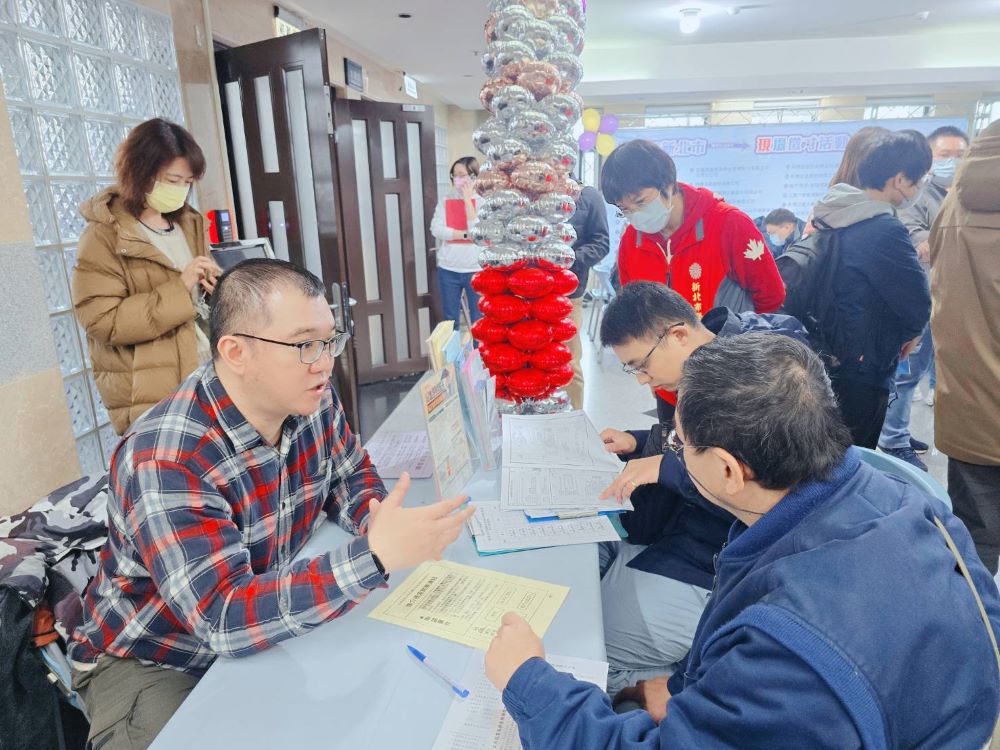 參加徵才活動 新北榮服處設攤場服務袍澤 2 《圖說》就業徵才活動現場,服務人員為退除役官兵說明權益。〈新北榮服處提供〉