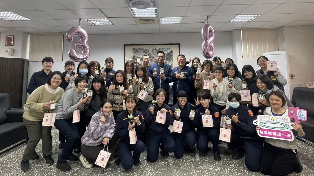 喜迎另類「父」女節 土城警長禮物溫馨又療癒 1 《圖說》土城分局長陳建龍〈後排中〉與女同仁歡慶婦女節。〈土城分局提供〉