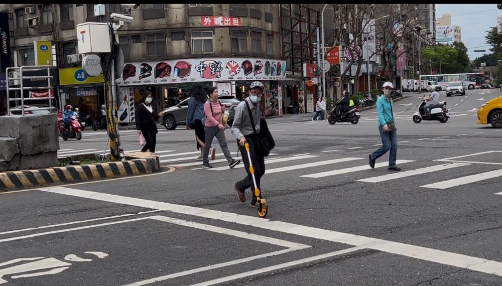 標示不清科技執法引民怨 曾煥嘉積極爭取改善 1 《圖說》最右側直行都會受罰。〈曾煥嘉議員服務處提供〉