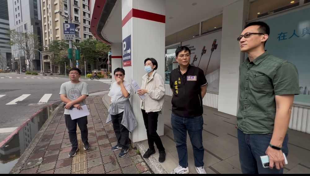 標示不清科技執法引民怨 曾煥嘉積極爭取改善 3 《圖說》曾煥嘉議員邀集相關單位現場會勘,要求重新檢討該路口的號誌標示及車道規劃。〈曾煥嘉議員服務處提供〉
