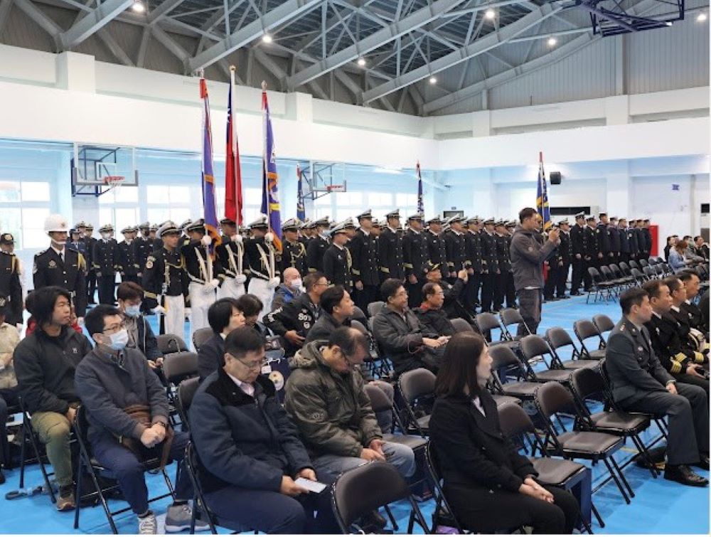 林茂盛慰問敦睦遠航艦隊 宜蘭軍服站陪同贈加菜金 3 《圖說》由於天雨,慰問敦睦遠航支隊開幕式於基地體育館舉行。〈宜蘭軍服站提供〉