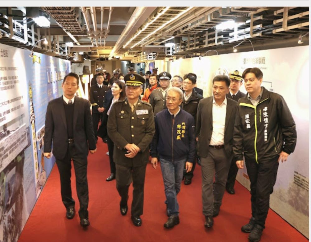 林茂盛慰問敦睦遠航艦隊 宜蘭軍服站陪同贈加菜金 2 《圖說》海軍司令部副司令馬中將陪同宜蘭縣長林茂盛等貴賓,參觀磐石軍艦文宣館。〈宜蘭軍服站提供〉