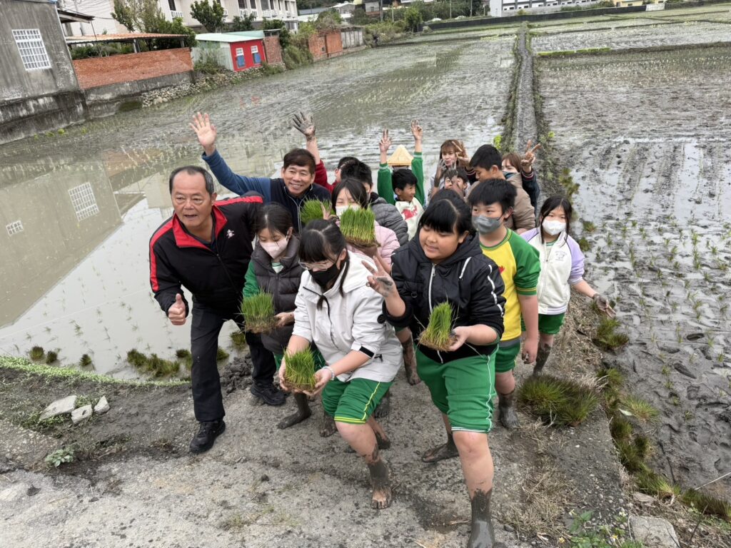 中市農業局邀學童體驗食農教育 繽紛稻田彩繪迎中台灣農業博覽會 1 手腳沾滿泥巴 笑容燦爛的小朋友們合影留住這歡樂的瞬間 0