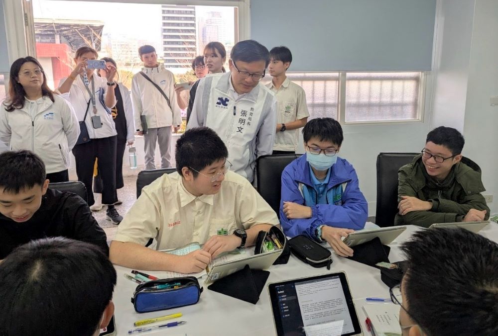 打造教育新標竿 新北「TeamNT AI基地教室」揭牌 2 《圖說》張明文局長與學生一同參與未來教室國文課。〈教育局提供〉