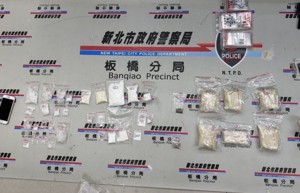 行車異常露破綻 板橋警攔查女駕駛搜出多種毒品 1 《圖說》板橋分局板橋派出所員警於女駕駛車內查獲大量毒品。〈板橋分局提供〉