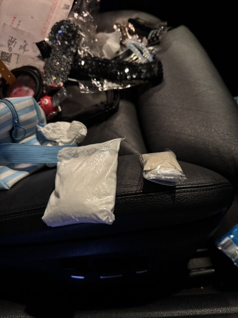 行車異常露破綻 板橋警攔查女駕駛搜出多種毒品 3 《圖說》板警查獲盧女毒品二。〈板橋分局提供〉