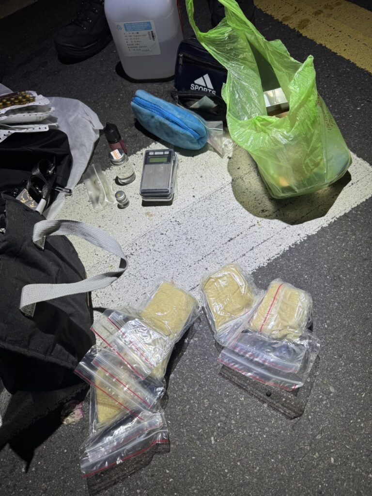 行車異常露破綻 板橋警攔查女駕駛搜出多種毒品 2 《圖說》板警查獲盧女毒品一。〈板橋分局提供〉