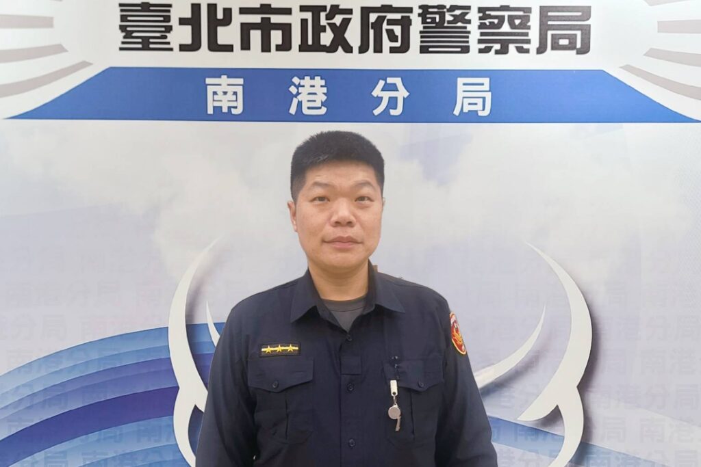 來臺旅遊掉手機急奔派出所求助 警靠鷹眼迅速助尋回 1 林旺全