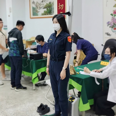 送甜點喜迎婦女節 中和警加碼女同仁健檢 3 《圖說》醫護團隊進駐分局,提供健康檢測。〈中和分局提供〉