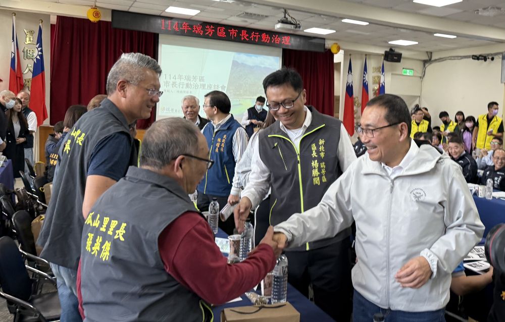 行動治理前進平溪、瑞芳 侯:在地安養終老 優化旅遊環境 4 《圖說》侯友宜在會前與各里長握手致意。〈民政局提供〉