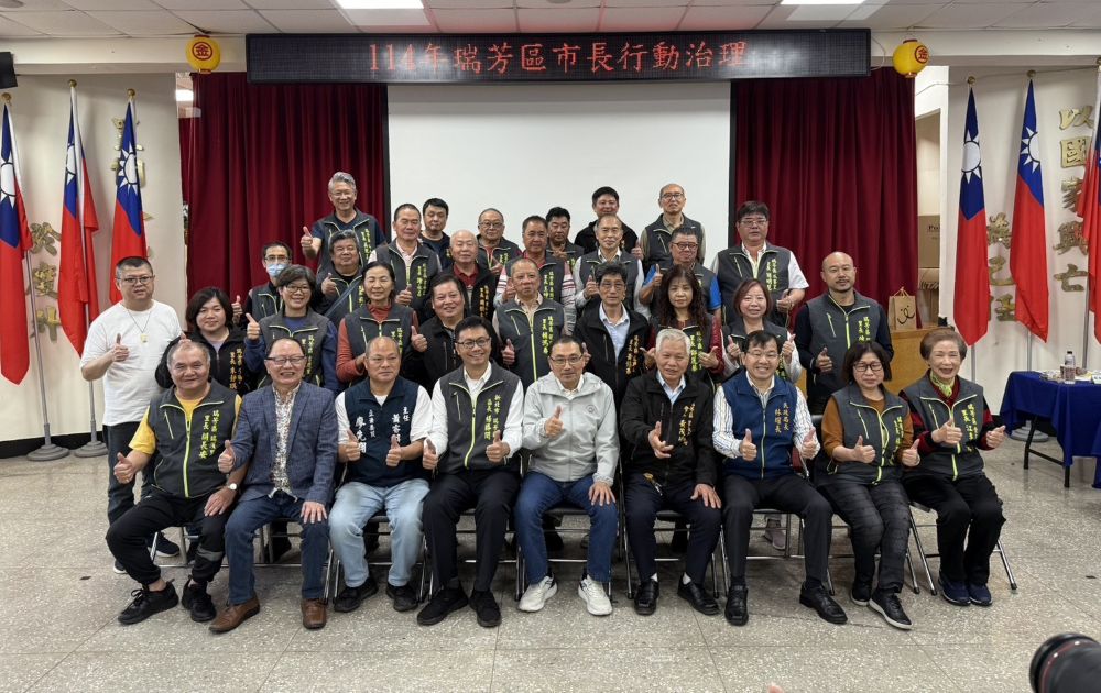 行動治理前進平溪、瑞芳 侯:在地安養終老 優化旅遊環境 3 《圖說》侯友宜與瑞芳里長合影留念。〈民政局提供〉