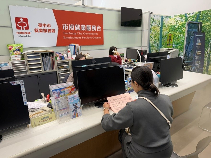 民眾進行求職登記 0 0
