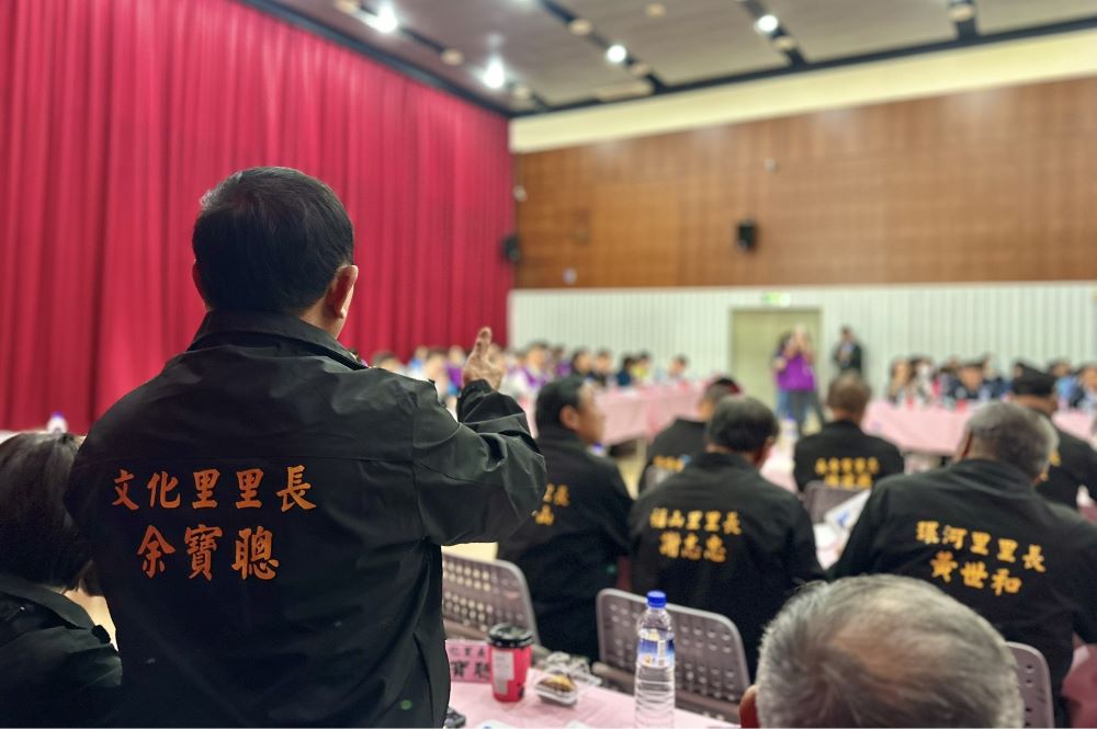 汐止行動治理座談 侯:三大方向滿足需求 4 《圖說》市府團隊與里長於會中逐一討論各項市政議題。〈民政局提供〉