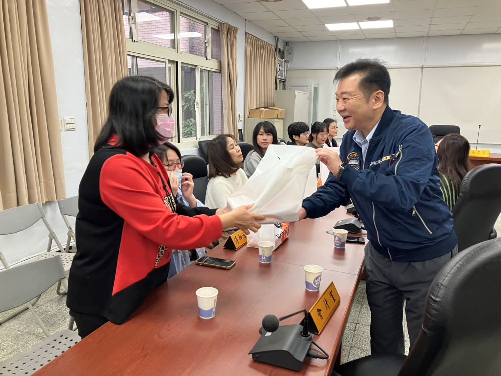 分局長暖心送甜點 永和警歡慶38婦女節 1 《圖說》永和分局長王耀輝於婦女節前夕,致贈精緻禮品致贈給女性同仁,每位都感到十分貼心、溫馨。〈永和分局提供〉