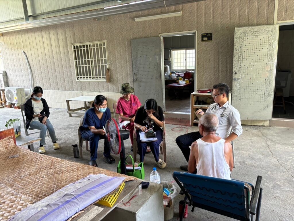 屏東發表《原鄉文化照顧指引》 用部落故事發展精準長照服務 3 照片5 跟著照專及醫護人員到案家看服務樣貌 0 0