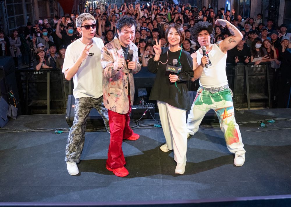 縣長周春米與歌手康康（左二）與台下樂迷互動