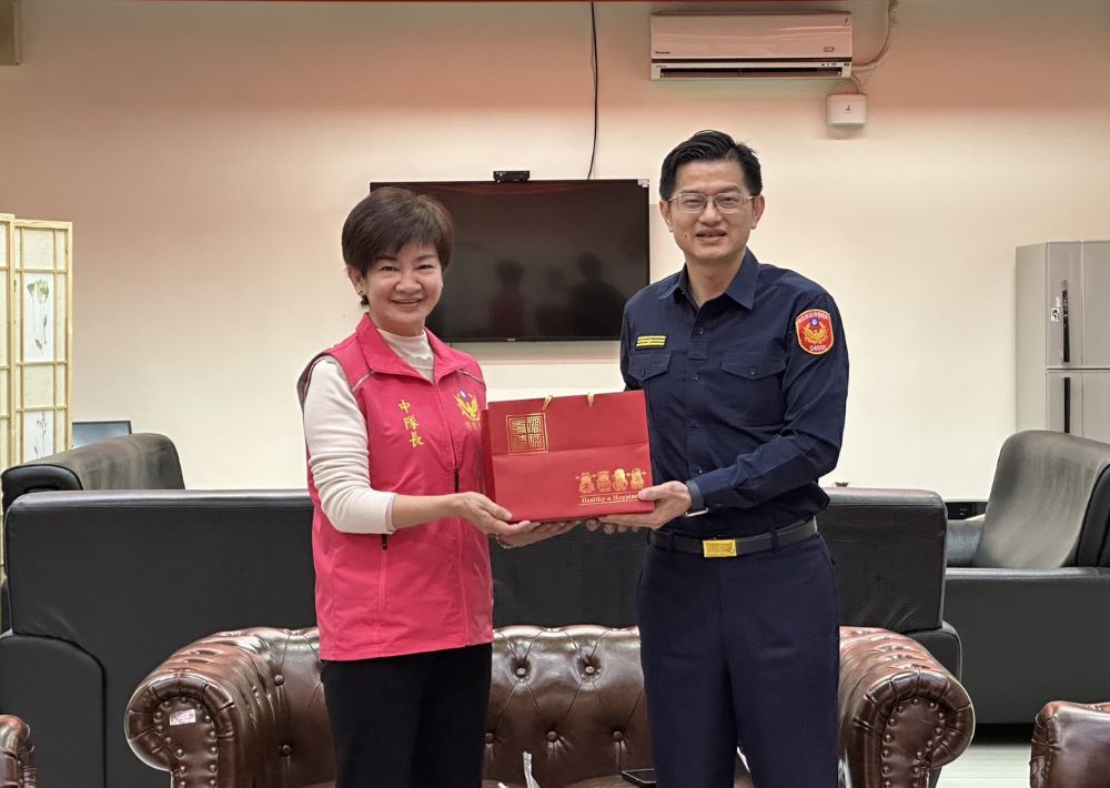 婦女節前夕茶會聯誼 陳保緒感謝志工溫暖付出 1 《圖說》新莊分局長陳保緒邀請志工中隊同仁喝咖啡,促進情感聯繫,並致贈福祿壽禧-洗沐禮盒,由中隊長鄭玉惠代表接受。〈新莊分局提供〉
