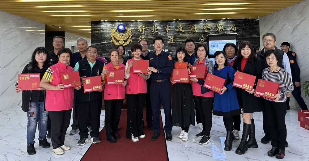 婦女節前夕茶會聯誼 陳保緒感謝志工溫暖付出 2 《圖說》陳保緒與志工中隊同仁合影。〈新莊分局提供〉