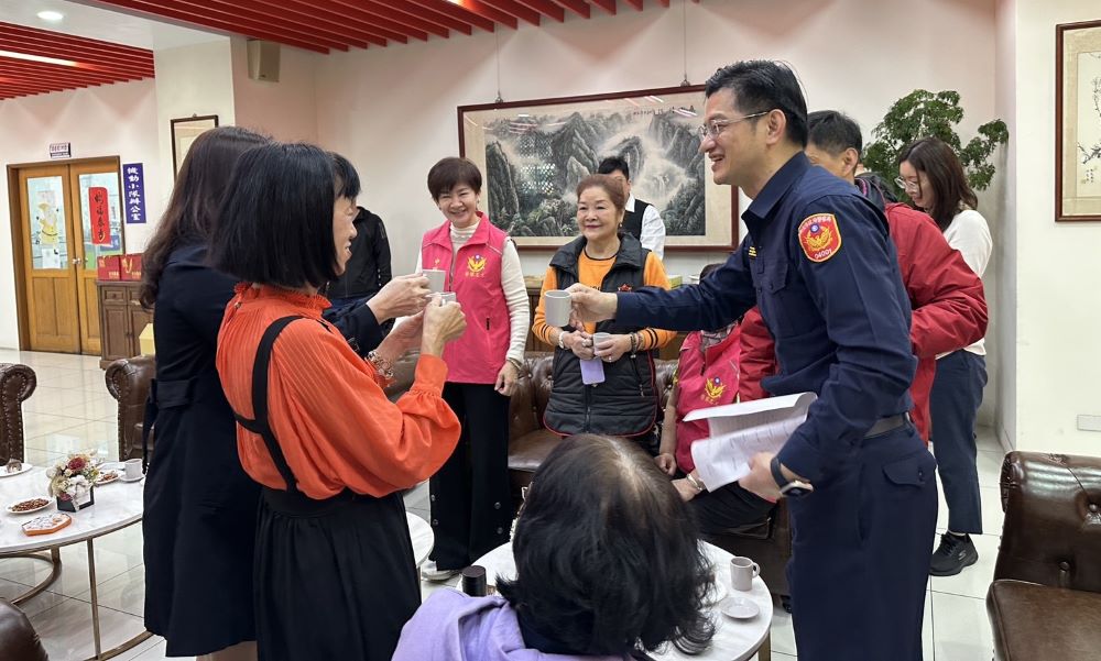 婦女節前夕茶會聯誼 陳保緒感謝志工溫暖付出 3 《圖說》陳保緒親自致贈婦女節禮物。〈新莊分局提供〉