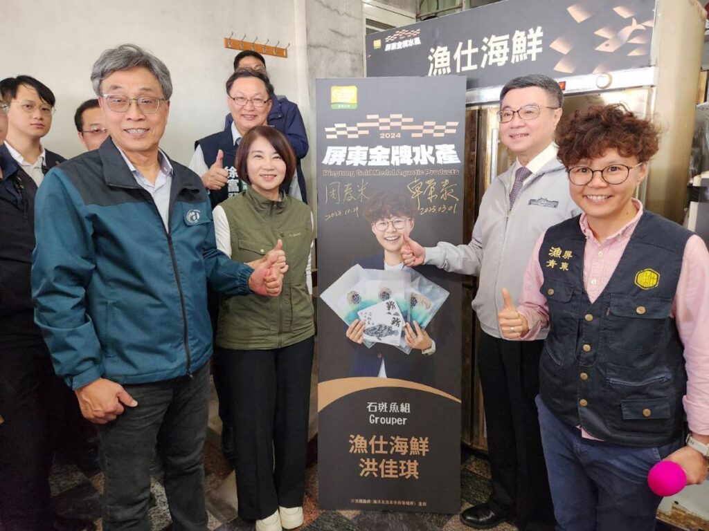 行政院長訪視枋寮龍虎斑養殖產業（左起農業部長陳駿季、屏東縣長周春米、卓榮泰院長