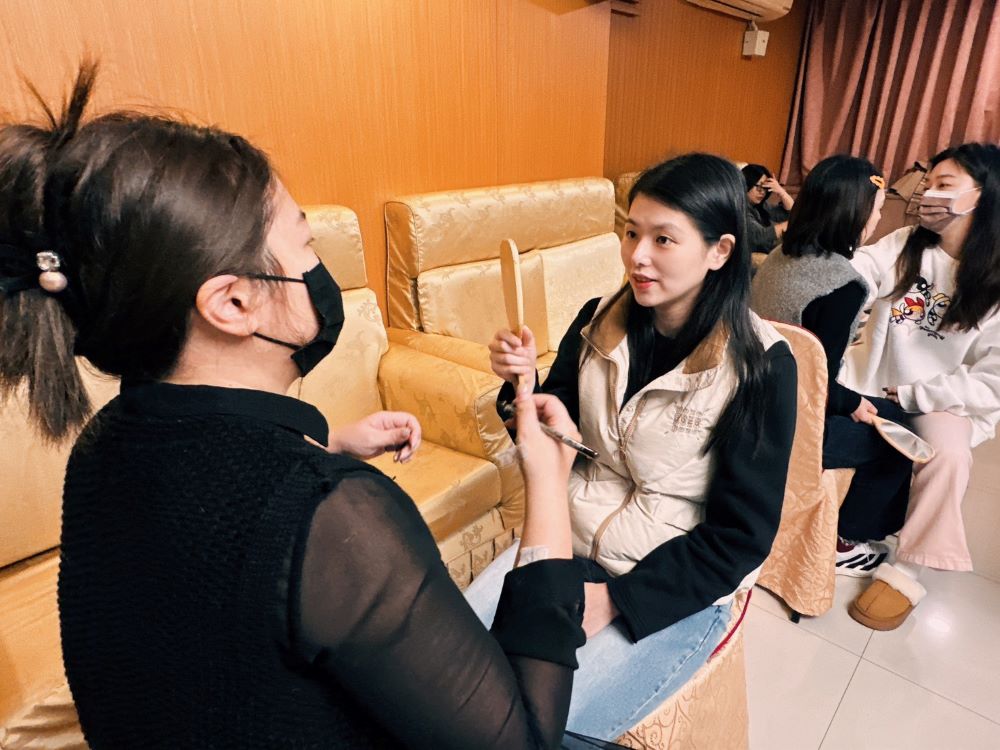 新北警歡慶婦女節 「健康女力,自信魅力」慰勉同仁 3 《圖說》警察局與轄內美甲店合作,提供女性同仁修眉及畫眉服務。〈警察局提供〉