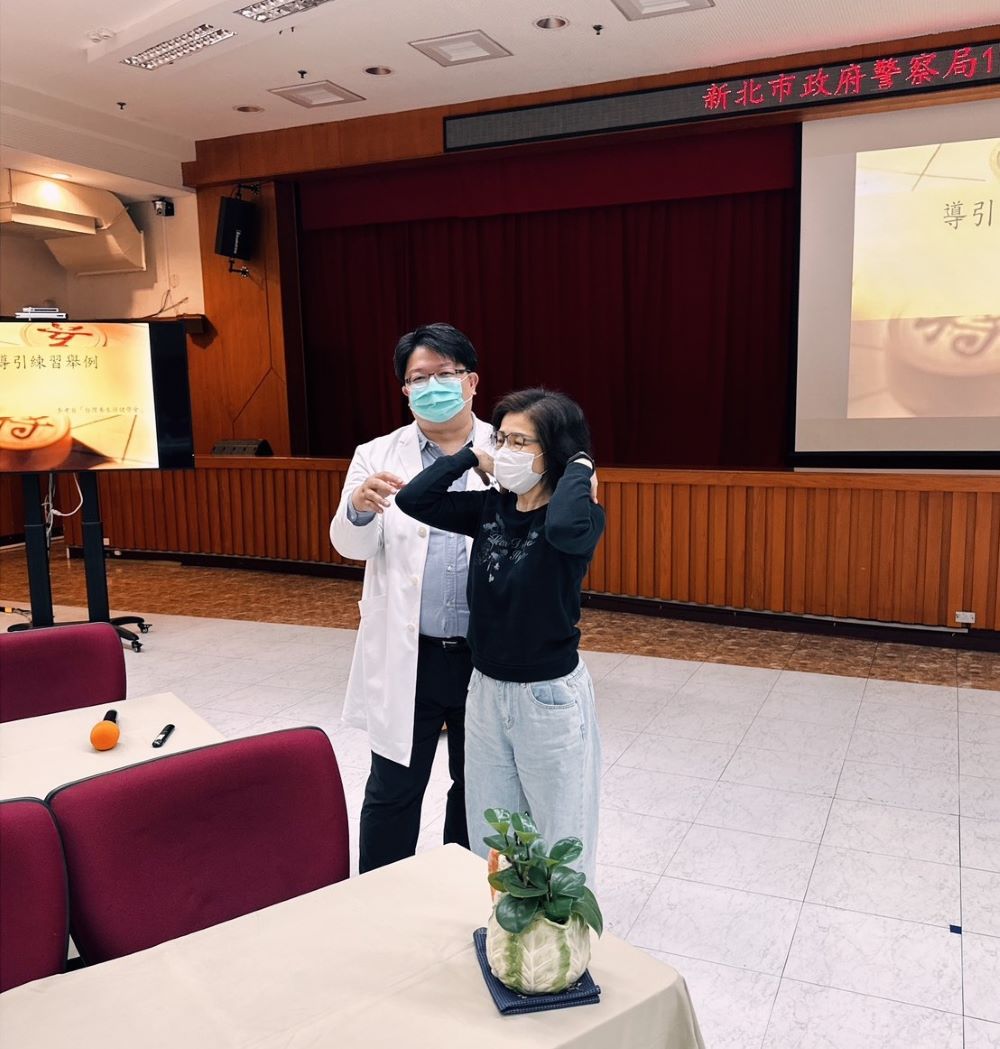 新北警歡慶婦女節 「健康女力,自信魅力」慰勉同仁 2 《圖說》林政憲主任示範如何舒展筋骨。〈警察局提供〉