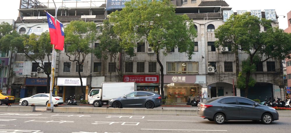 老屋立面翻新亮麗蛻變 新北拉皮完工再一案 2 《圖說》板橋文化路案更新前照片。〈城鄉局提供〉